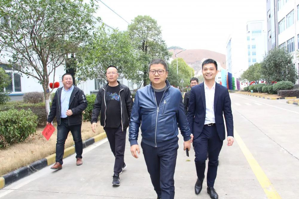 Chairman Su Ertian Visits Excellent Staffs