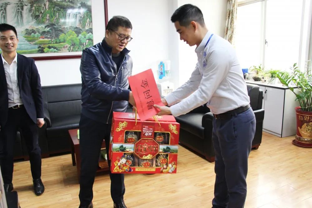 Chairman Su Ertian Visits Excellent Staffs