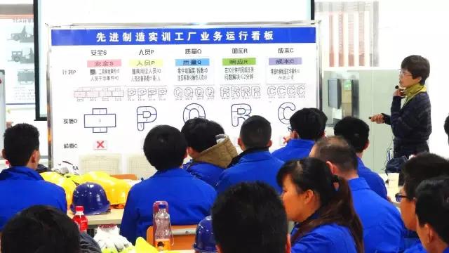 Teachers from Liuzhou Vocational & Technical College were explaining practical training courses